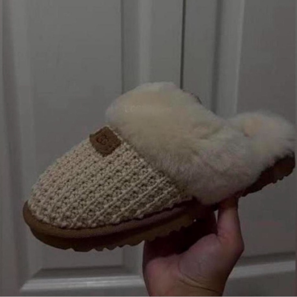 UGG - Picture 2 of 8